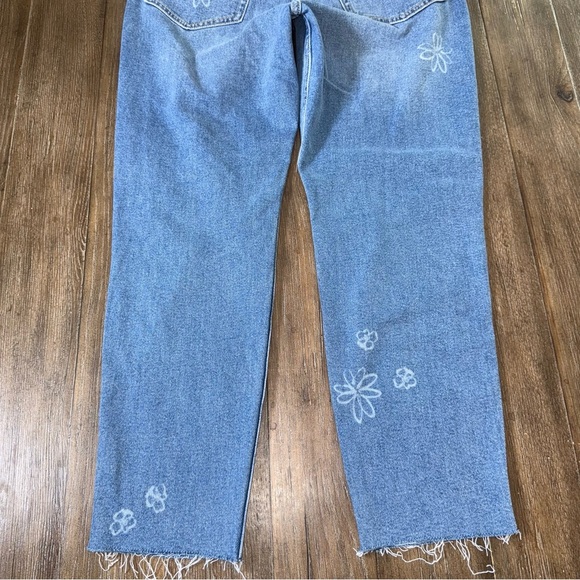 Hollister Ultra High Rise Mom Jean 90s 28 7 Ankle Straight Distressed Raw hem - Picture 10 of 10